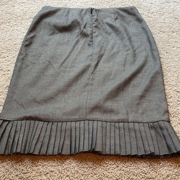 Signature by Larry Levine size 10 pencil skirt with pleated bottom - Picture 7 of 7
